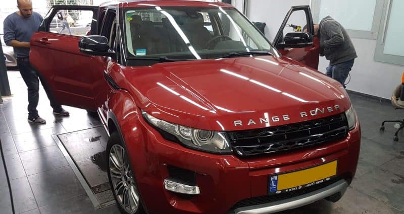 צביעת רכב לשחור מבריק. תמונה לפני - הרכב בצבע אדום