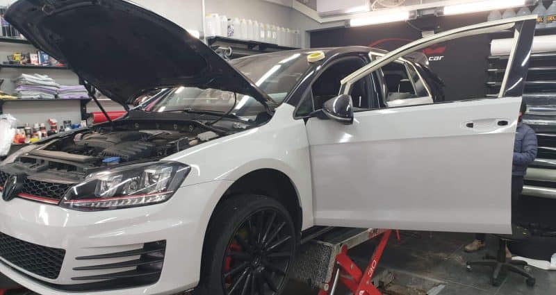 צביעת רכב: רכב שחור נצבע באפור