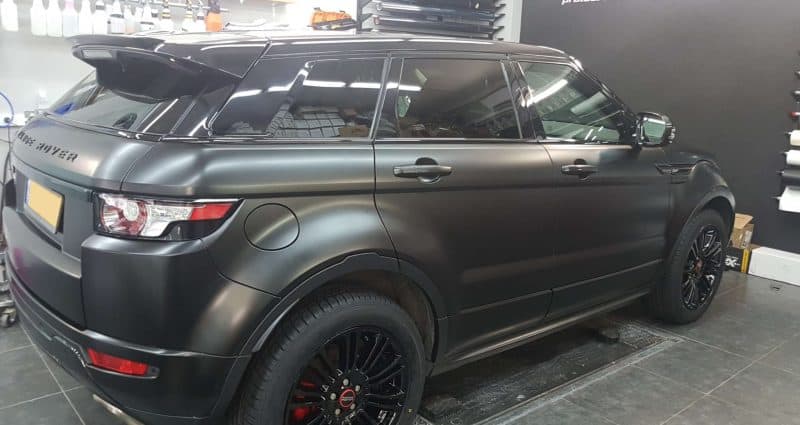 צביעת רכב לשחור מבריק