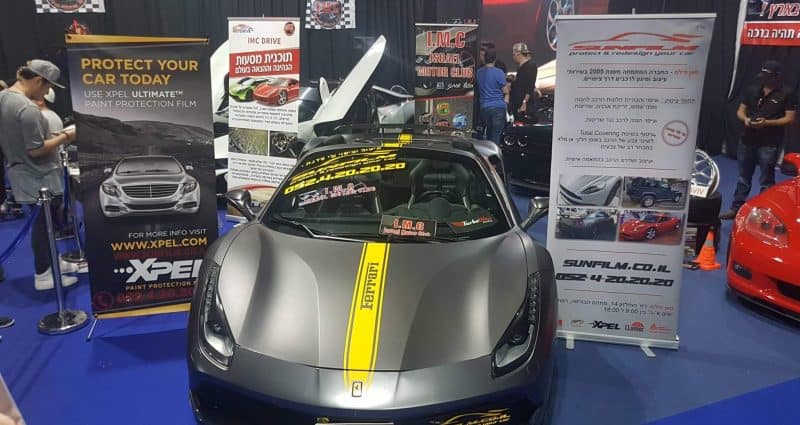 צביעת רכב מצבע לבן לאפור כהה עם פס קישוט צהוב