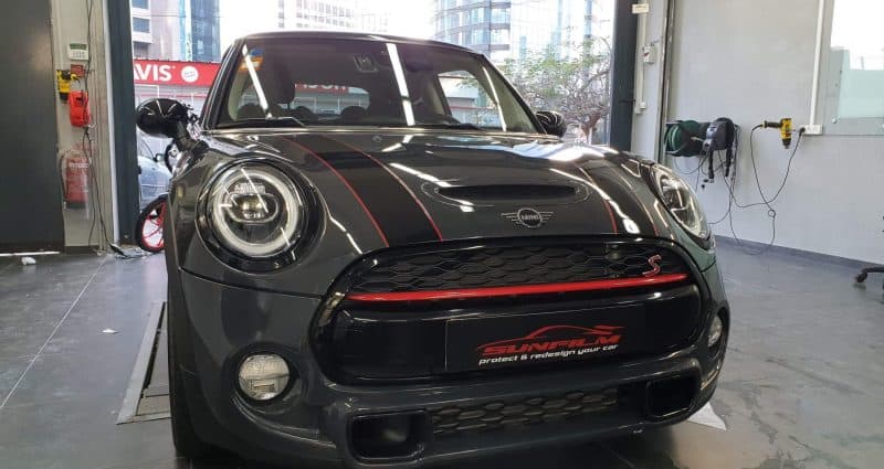 מדבקת פס אדום בגריל קדמי לרכב